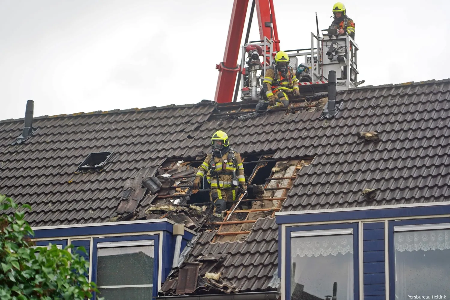 Blikseminslag veroorzaakt grote schade aan woningdak in Weurt